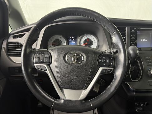 Used 2018 Toyota Sienna SE image 28