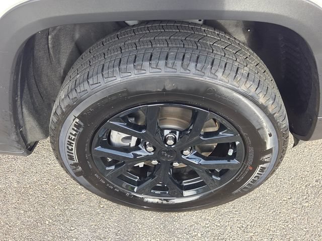 Used 2024 Jeep Grand Cherokee L Altitude RWD image 18