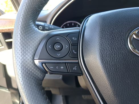 Used 2019 Toyota Avalon Limited image 30