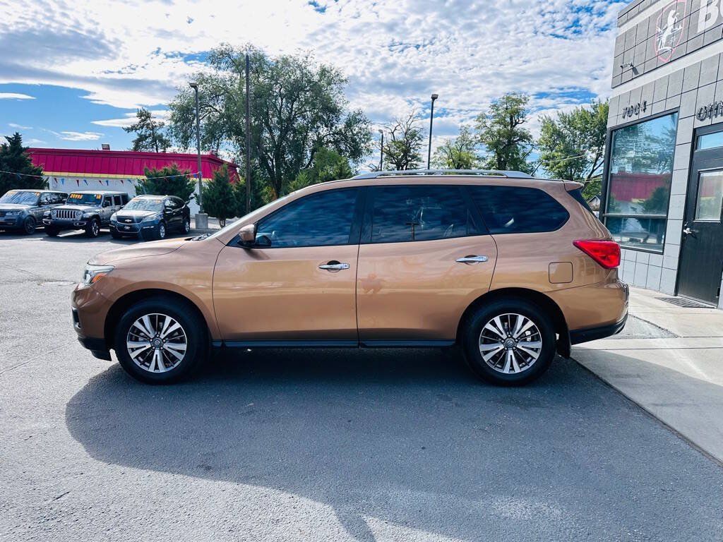 Used 2017 Nissan Pathfinder SL w/ SL Tech Package AWD/4WD image 4