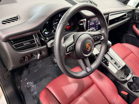 Certified 2026 Porsche Macan AWD/4WD image 4