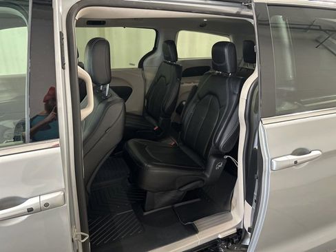 Used 2024 Chrysler Pacifica Touring-L image 12