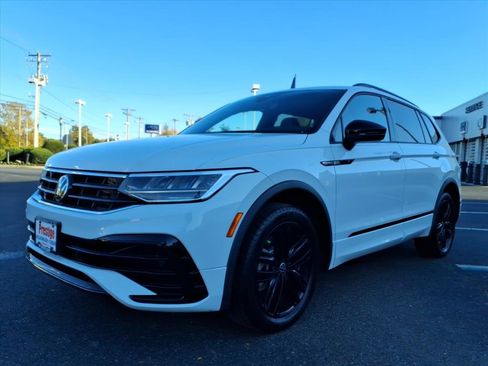 Certified 2022 Volkswagen Tiguan SE R-Line image 2