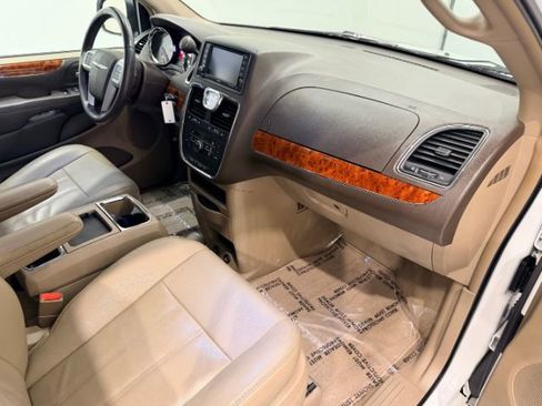 Used 2016 Chrysler Town & Country Touring FWD image 44