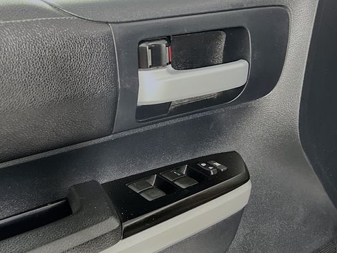 Used 2018 Toyota Tundra SR5 w/ SR5 Upgrade Package AWD/4WD image 16