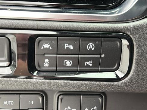 Used 2025 GMC Yukon Denali AWD/4WD image 24