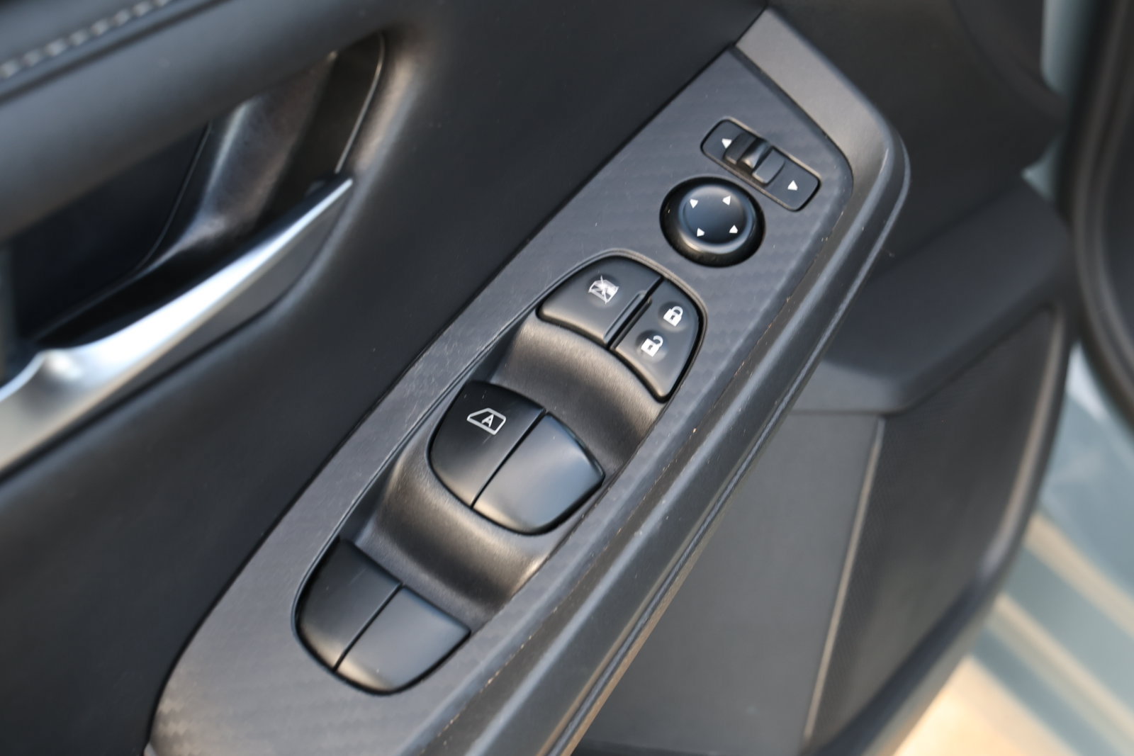 Used 2024 Nissan Sentra SV FWD image 25