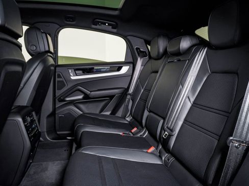 Certified 2025 Porsche Cayenne Coupe image 17