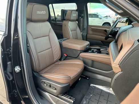 Used 2025 Chevrolet Suburban High Country image 27