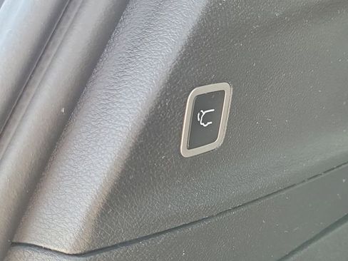 Used 2025 Chrysler Pacifica Limited FWD image 28