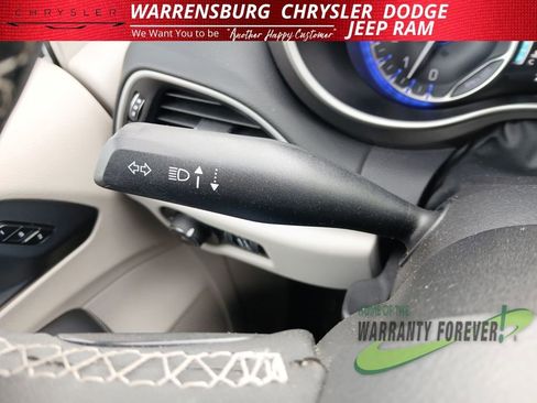 Used 2023 Chrysler Pacifica Touring-L image 19