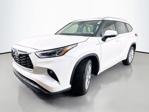Used 2020 Toyota Highlander Limited image 3