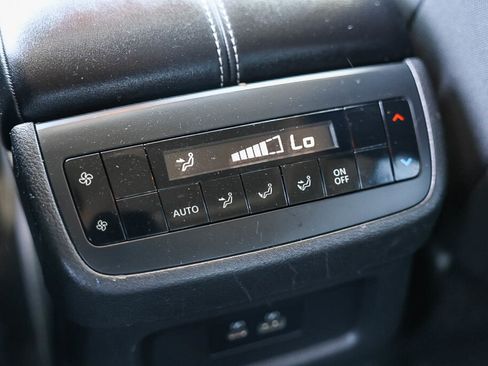 Used 2022 Nissan Pathfinder SV w/ SV Premium Package FWD image 9