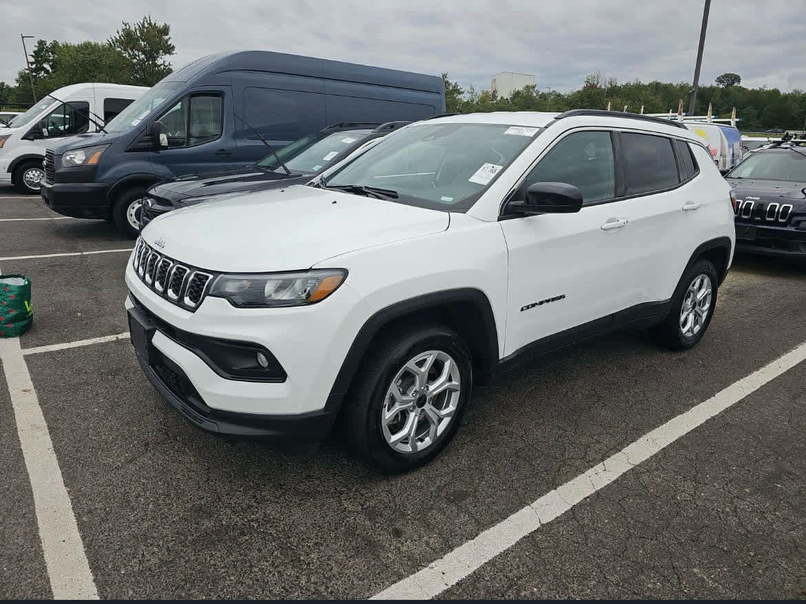 Used 2025 Jeep Compass Latitude AWD/4WD image 3