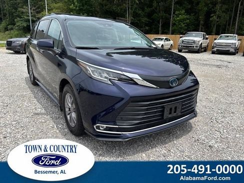 Used 2021 Toyota Sienna XLE FWD image 1