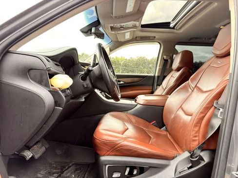 Used 2019 Cadillac Escalade Luxury AWD/4WD image 17
