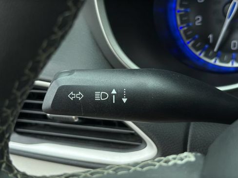 Used 2023 Chrysler Pacifica Touring-L FWD image 28