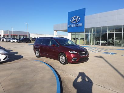 Used 2022 Chrysler Pacifica Touring-L w/ Uconnect Theater Family Group