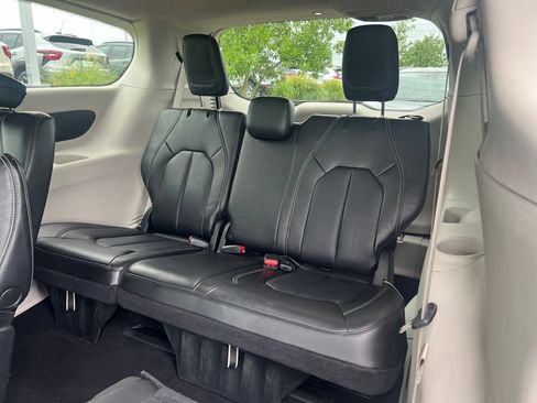 Used 2023 Chrysler Pacifica Touring-L FWD image 10