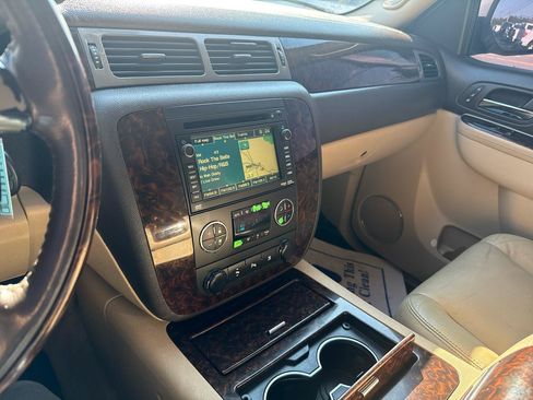 Used 2011 GMC Yukon XL Denali AWD/4WD image 8