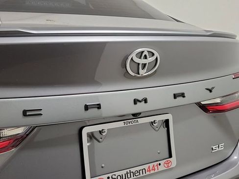 Used 2025 Toyota Camry SE FWD image 9