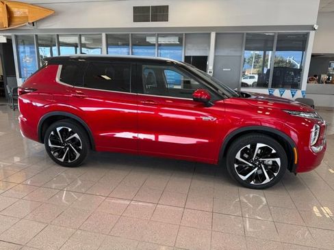 Used 2023 Mitsubishi Outlander SEL image 2