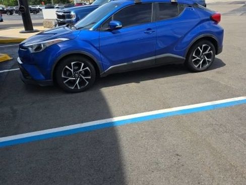 Used 2018 Toyota C-HR XLE FWD image 2