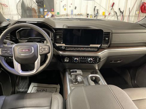Used 2023 GMC Sierra 1500 SLT AWD/4WD image 18