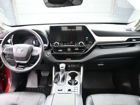 Used 2023 Toyota Highlander Limited FWD image 27