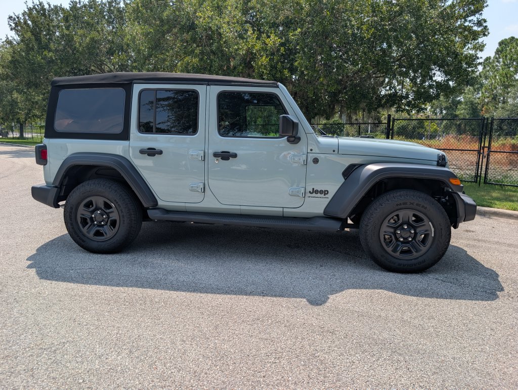 Used 2024 Jeep Wrangler Unlimited Sport AWD/4WD image 10