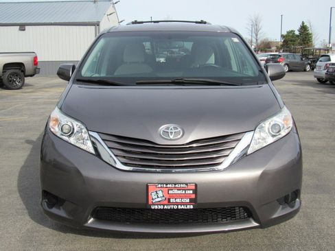 Used 2017 Toyota Sienna LE w/ Outdoor Package image 9