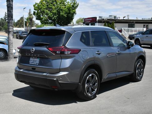 Used 2025 Nissan Rogue SV w/ SV Premium Package FWD image 8