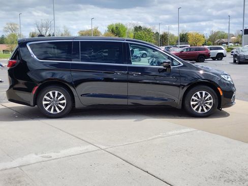 Used 2024 Chrysler Pacifica Limited FWD image 15