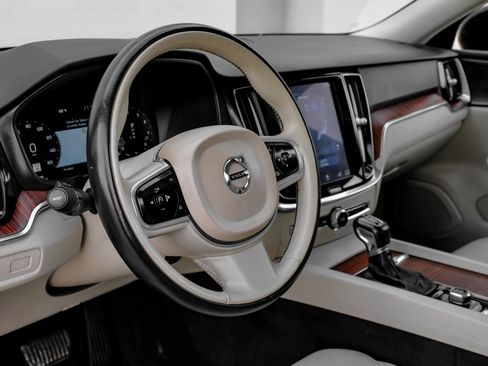 Used 2020 Volvo S60 T5 Momentum image 24
