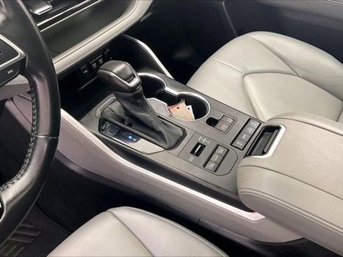 Used 2021 Toyota Highlander XLE AWD/4WD image 17
