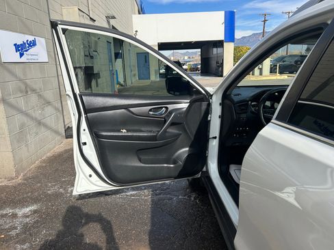 Used 2019 Nissan Rogue SV w/ Sun & Sound Touring Package image 14