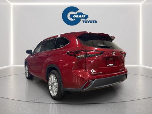 Used 2024 Toyota Highlander Limited AWD/4WD image 5