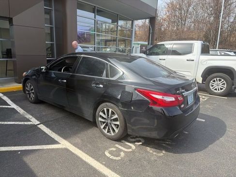 Used 2017 Nissan Altima 2.5 SV image 2
