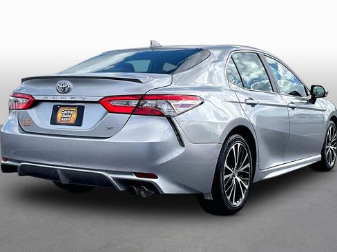 Used 2019 Toyota Camry SE image 2