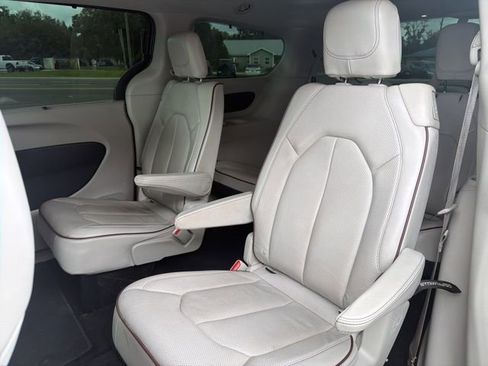 Used 2020 Chrysler Pacifica Limited image 11