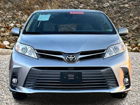 Used 2018 Toyota Sienna XLE w/ XLE Navigation Package image 3