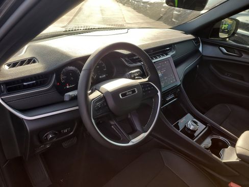 New 2025 Jeep Grand Cherokee Altitude image 15