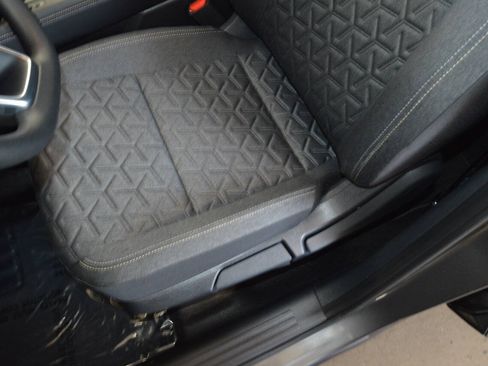Used 2025 Nissan Kicks SV AWD/4WD image 30