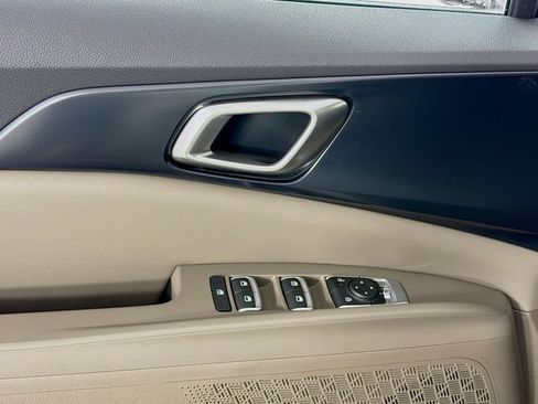 Used 2025 Kia Carnival FWD image 21