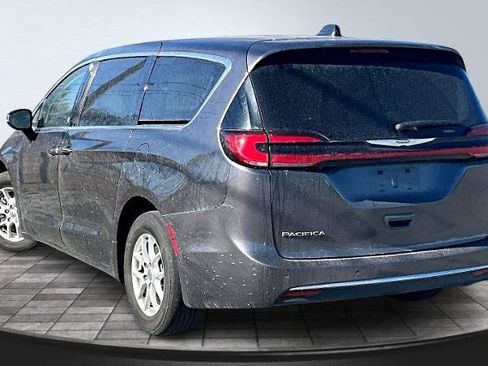 Used 2023 Chrysler Pacifica Touring-L FWD image 2