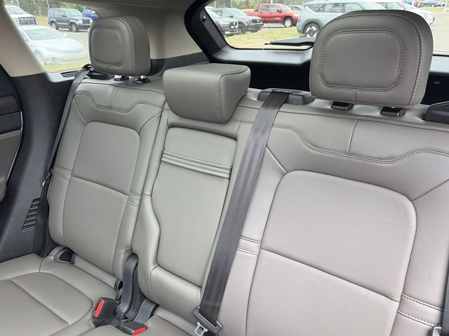 Used 2025 Lincoln Corsair Reserve w/ Towing Package AWD/4WD image 32