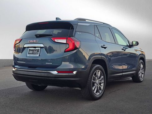 Used 2024 GMC Terrain SLT image 3