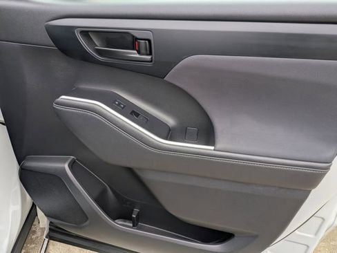 Used 2023 Toyota Highlander LE image 34