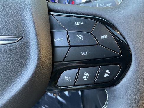 Used 2025 Chrysler Pacifica Limited FWD image 32