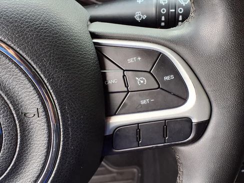 Used 2018 Jeep Renegade Latitude AWD/4WD image 18